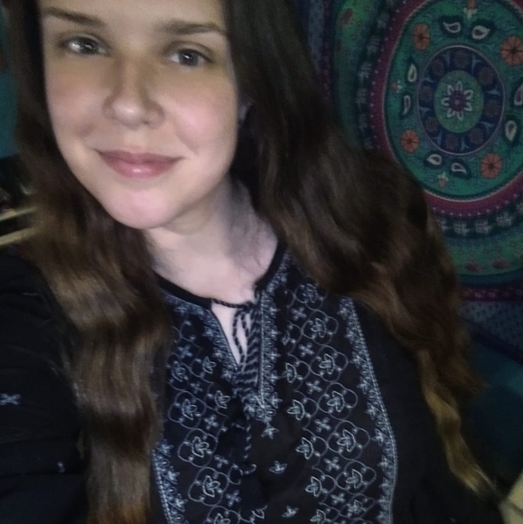 Meet your Posher, Lauren - Picture 2 of 4